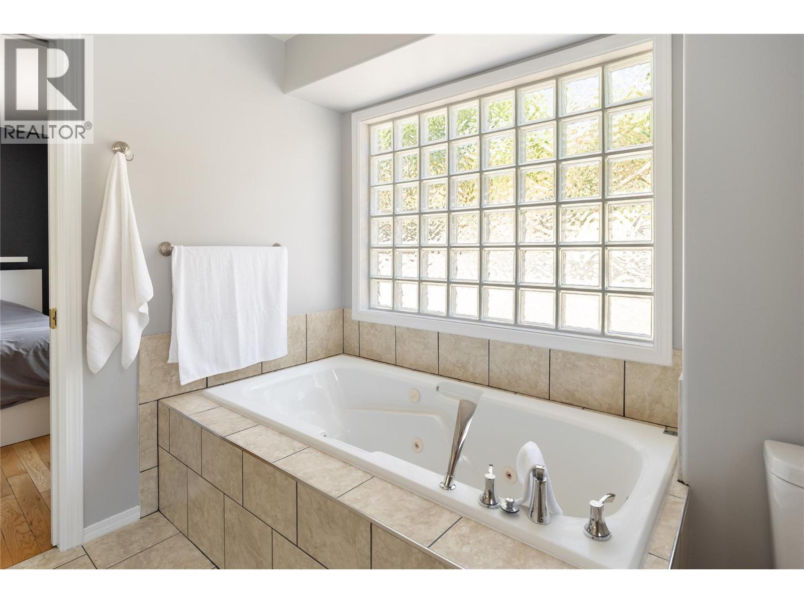 877 Toovey Road, Kelowna, BC - Indoor Photo Showing Bathroom