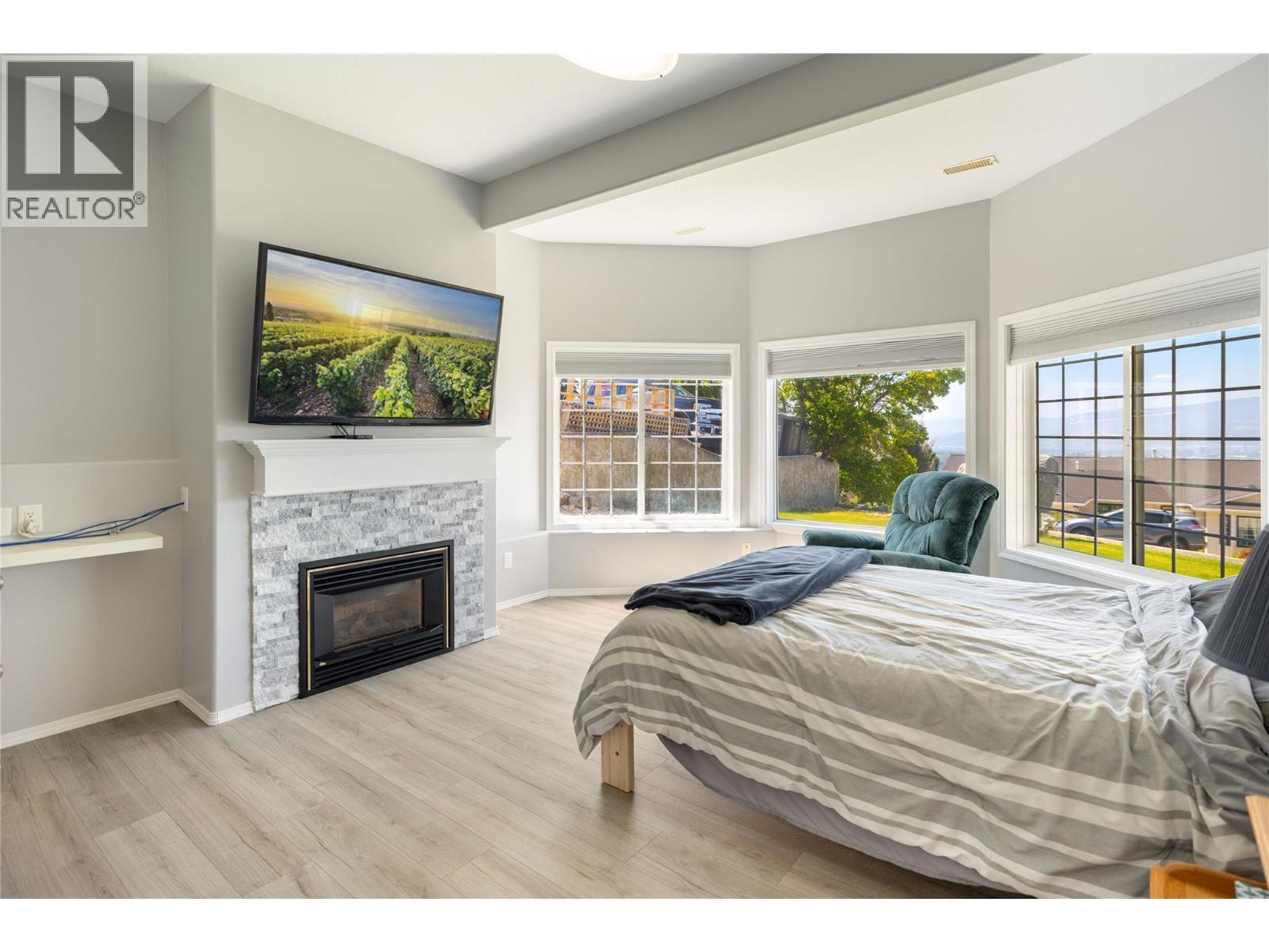 877 Toovey Road, Kelowna, BC - Indoor Photo Showing Other Room With Fireplace