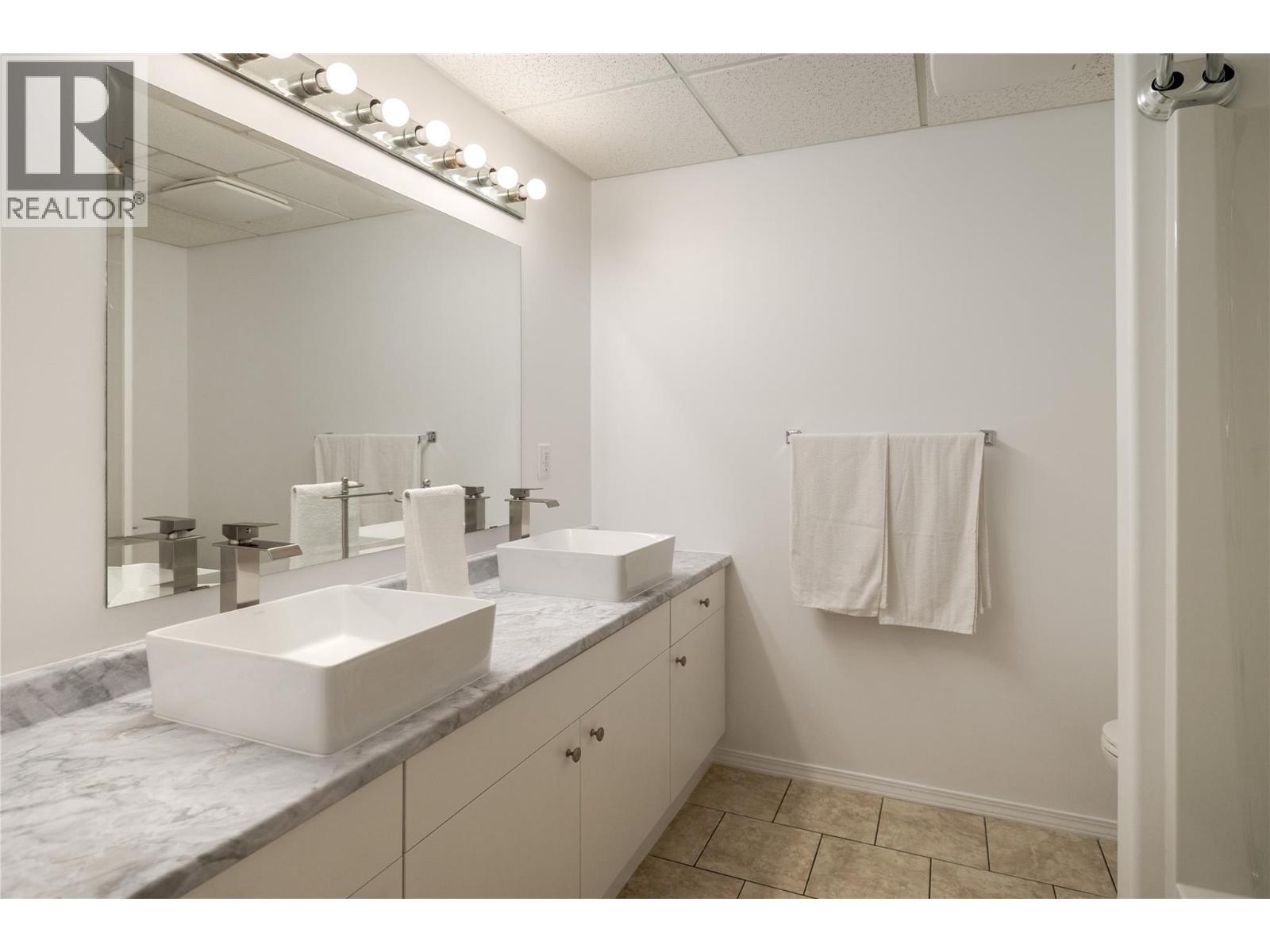 877 Toovey Road, Kelowna, BC - Indoor Photo Showing Bathroom