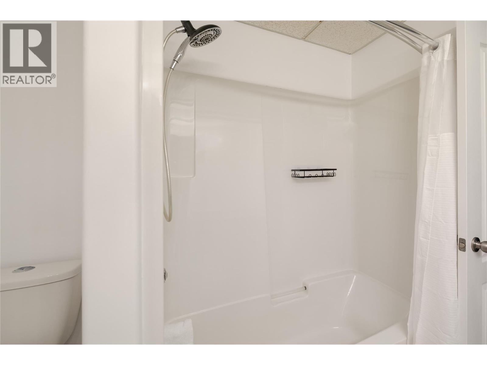 877 Toovey Road, Kelowna, BC - Indoor Photo Showing Bathroom