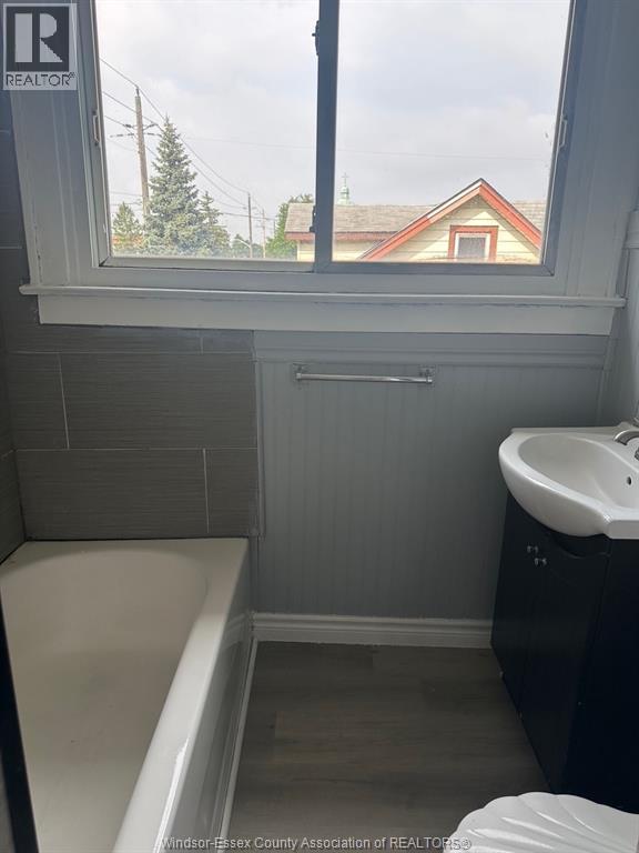 1495 Benjamin, Windsor, ON - Indoor Photo Showing Bathroom