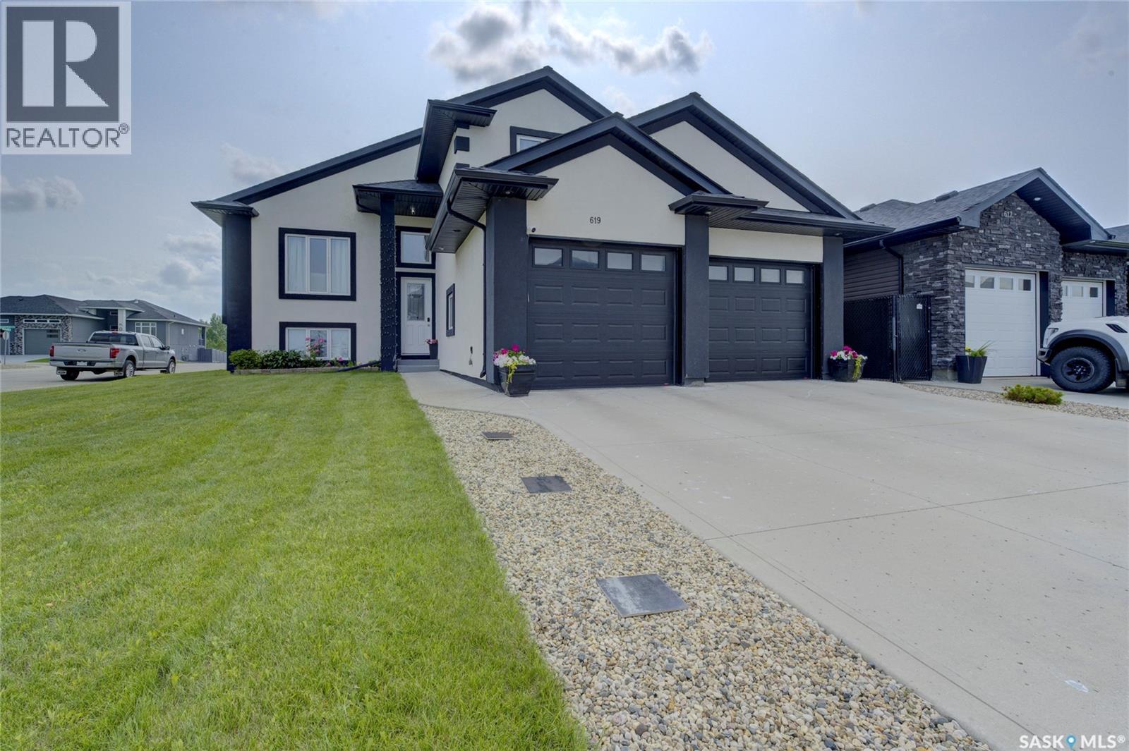 619 Maple Crescent, Warman, SK - Outdoor With Facade
