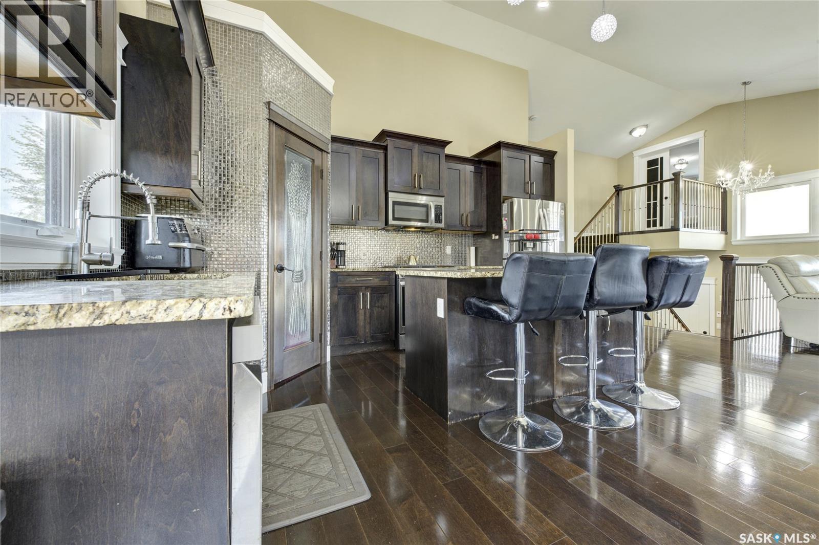 619 Maple Crescent, Warman, SK - Indoor Photo Showing Kitchen With Upgraded Kitchen