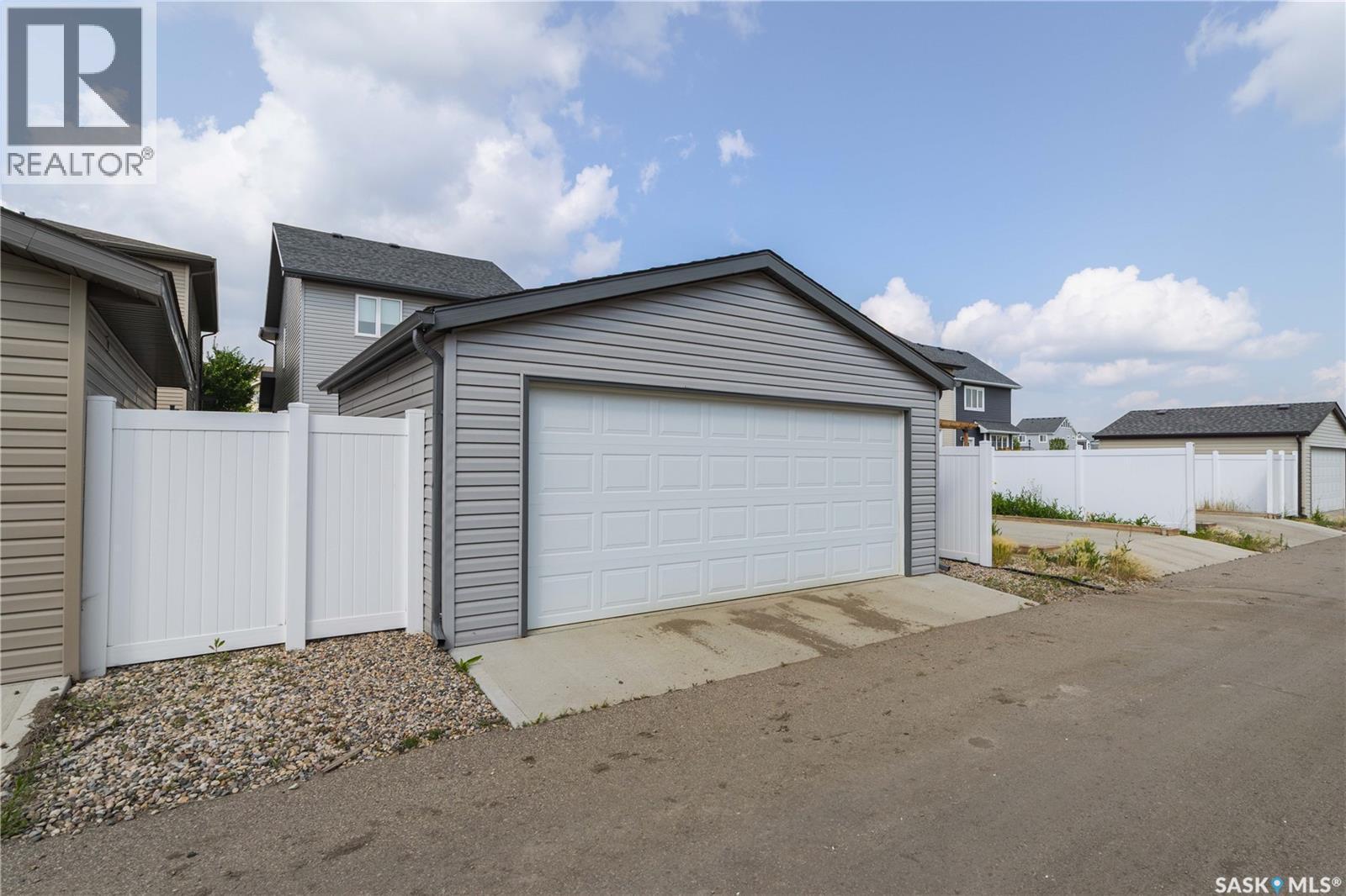 5157 Buckingham Drive E, Regina, SK - Outdoor With Exterior