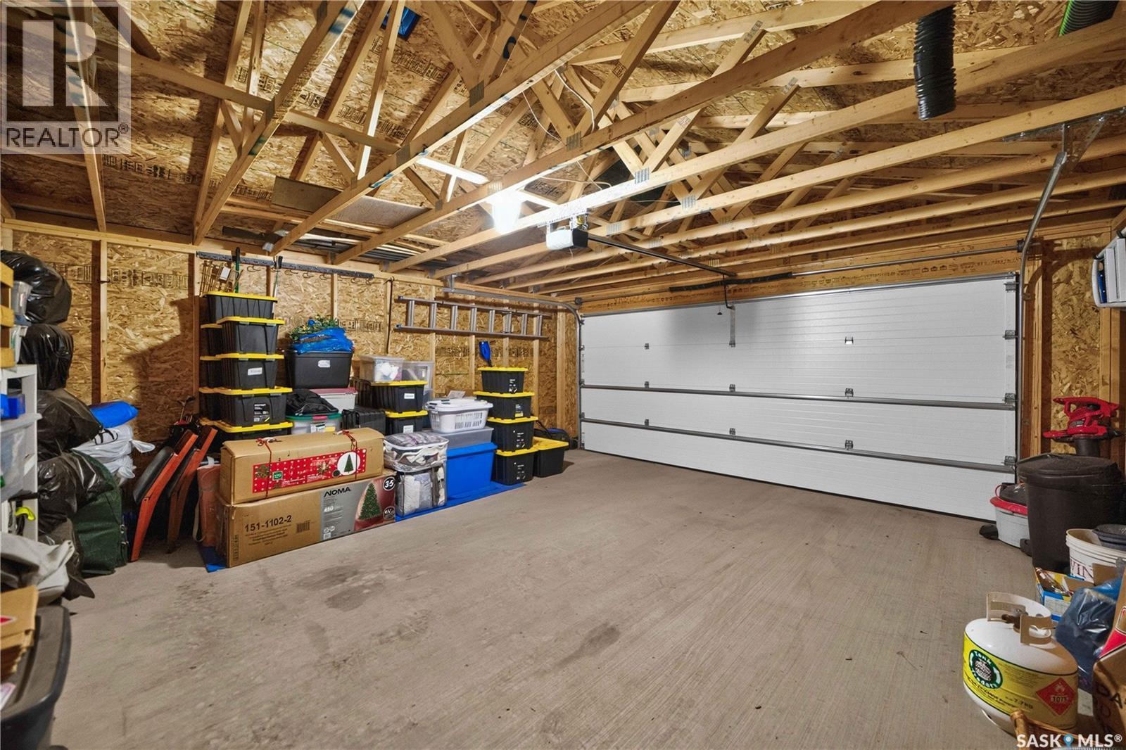 5157 Buckingham Drive E, Regina, SK - Indoor Photo Showing Garage