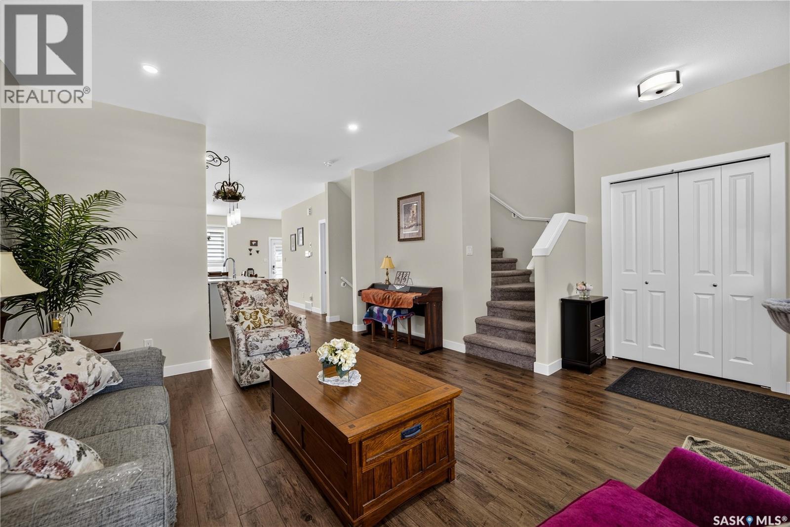 5157 Buckingham Drive E, Regina, SK - Indoor Photo Showing Living Room