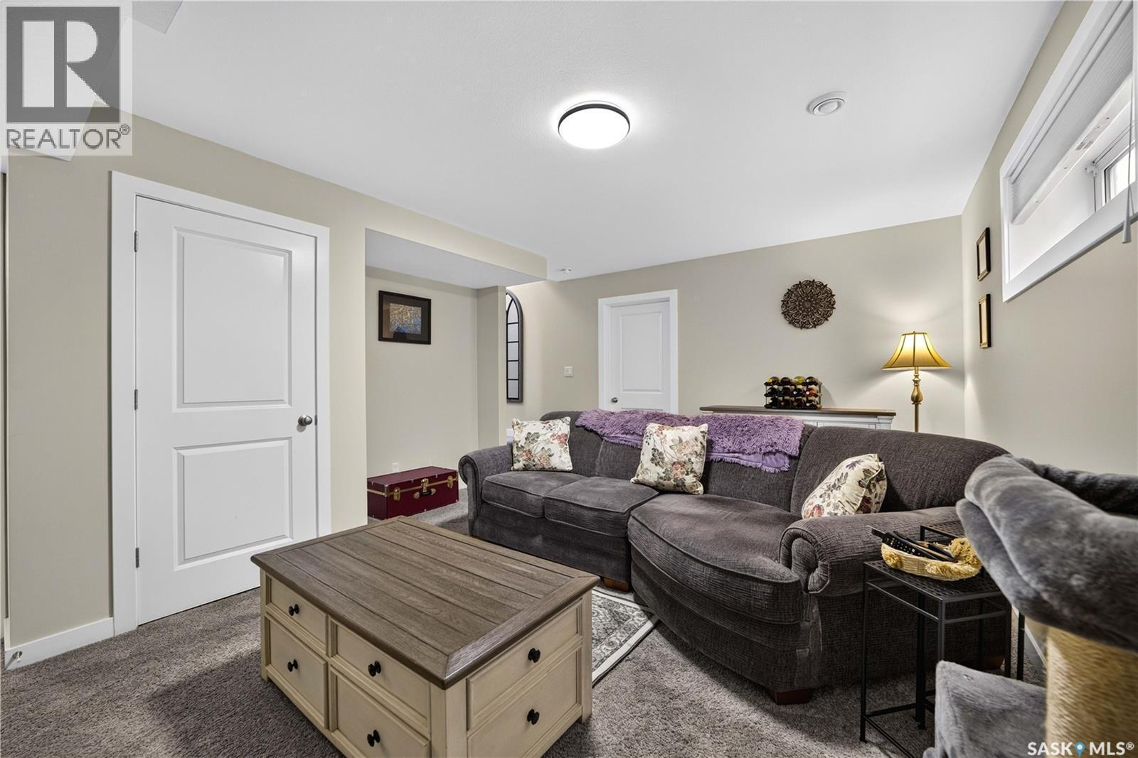 5157 Buckingham Drive E, Regina, SK - Indoor Photo Showing Living Room