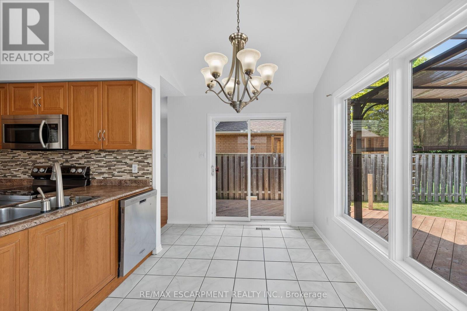 21 Springgarden Crescent, Hamilton, ON - Indoor Photo Showing Kitchen With Double Sink