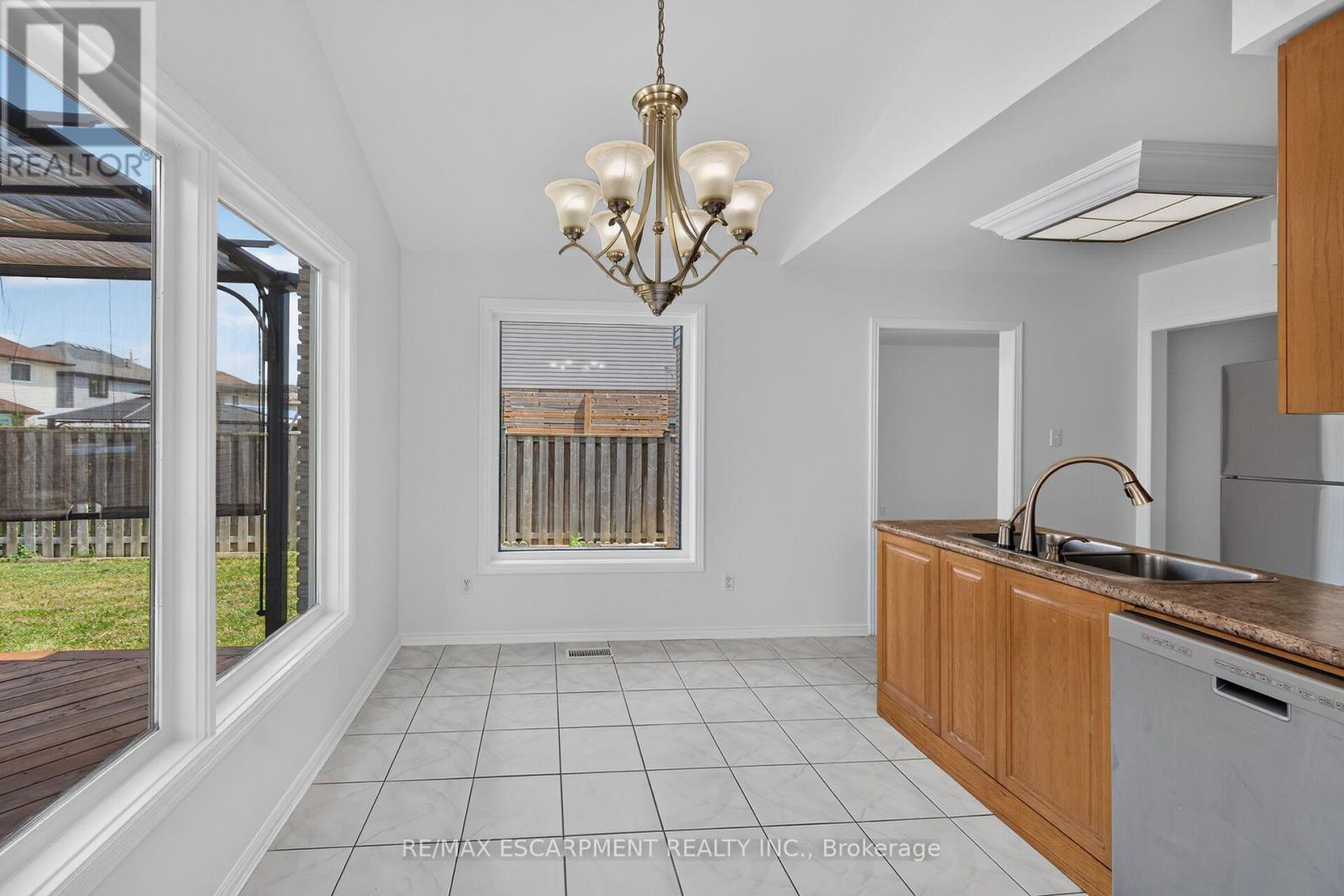 21 Springgarden Crescent, Hamilton, ON - Indoor Photo Showing Kitchen With Double Sink