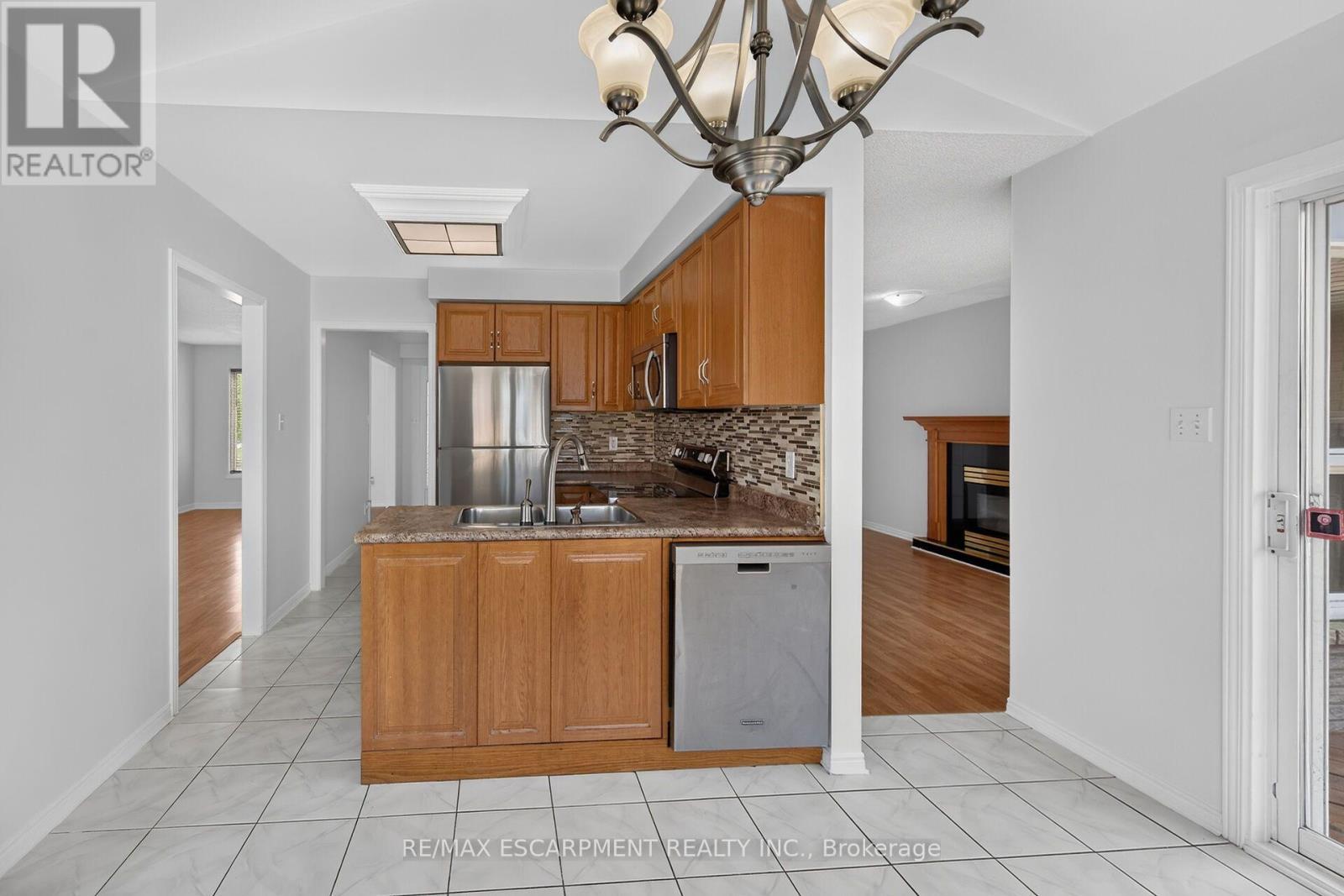 21 Springgarden Crescent, Hamilton, ON - Indoor Photo Showing Kitchen
