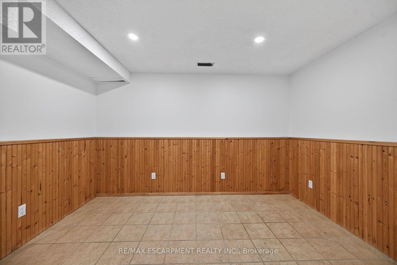 21 Springgarden Crescent, Hamilton, ON - Indoor Photo Showing Other Room
