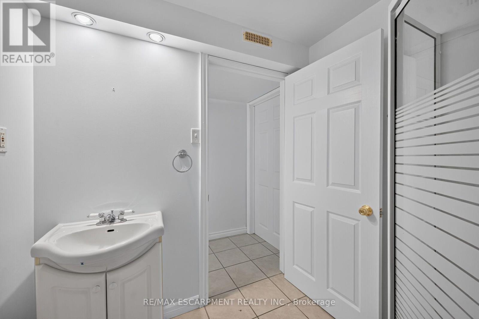 21 Springgarden Crescent, Hamilton, ON - Indoor Photo Showing Bathroom