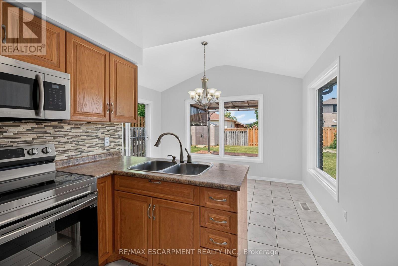 21 Springgarden Crescent, Hamilton, ON - Indoor Photo Showing Kitchen With Double Sink