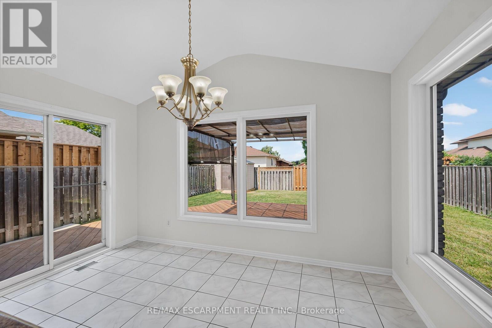 21 Springgarden Crescent, Hamilton, ON - Indoor Photo Showing Other Room