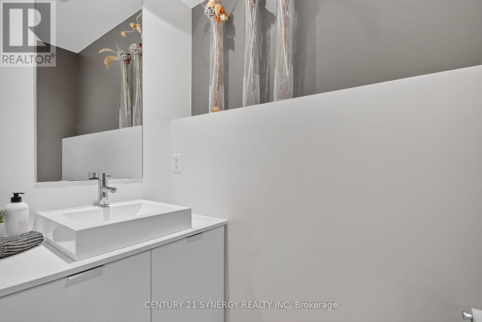 Main floor powder room - 24 Stonehurst Avenue, Ottawa, ON - Indoor Photo Showing Bathroom