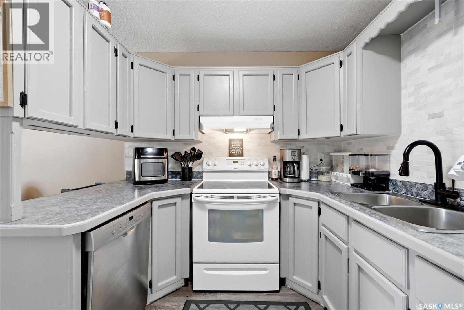 22 Salemka Crescent, Regina, SK - Indoor Photo Showing Kitchen With Double Sink