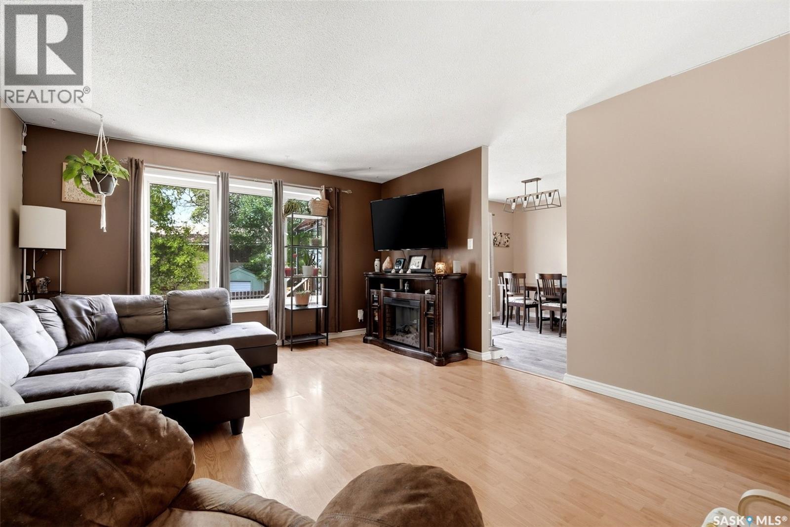 22 Salemka Crescent, Regina, SK - Indoor Photo Showing Living Room