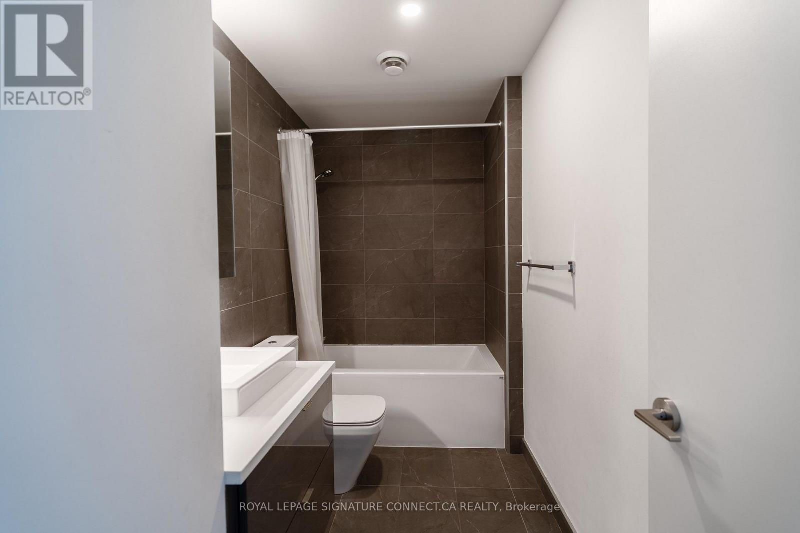910 - 21 Lawren Harris Square, Toronto, ON - Indoor Photo Showing Bathroom