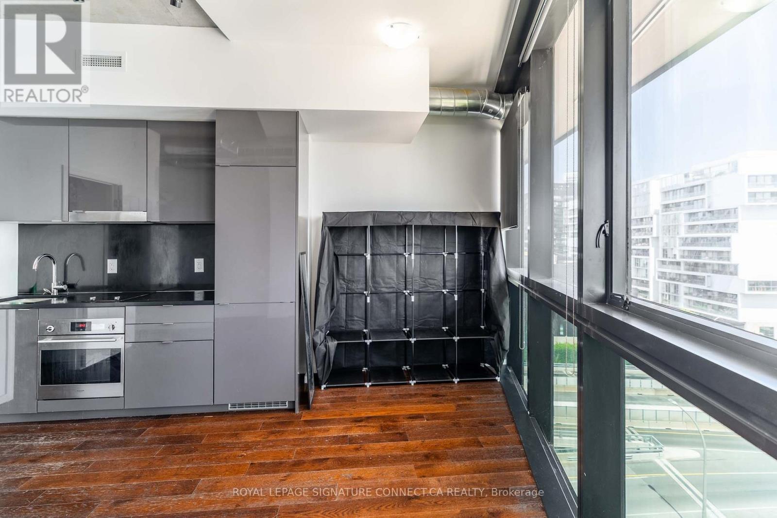 910 - 21 Lawren Harris Square, Toronto, ON - Indoor Photo Showing Kitchen