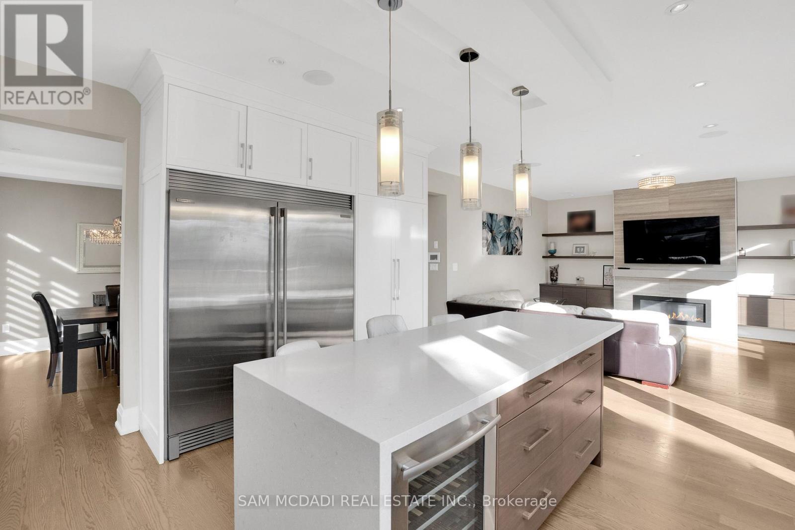1196 Strathy Avenue, Mississauga, ON - Indoor Photo Showing Kitchen With Upgraded Kitchen