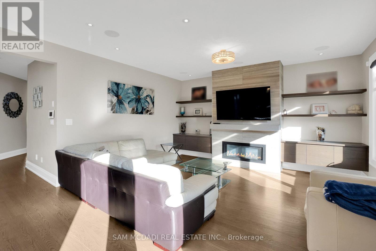 1196 Strathy Avenue, Mississauga, ON - Indoor Photo Showing Living Room