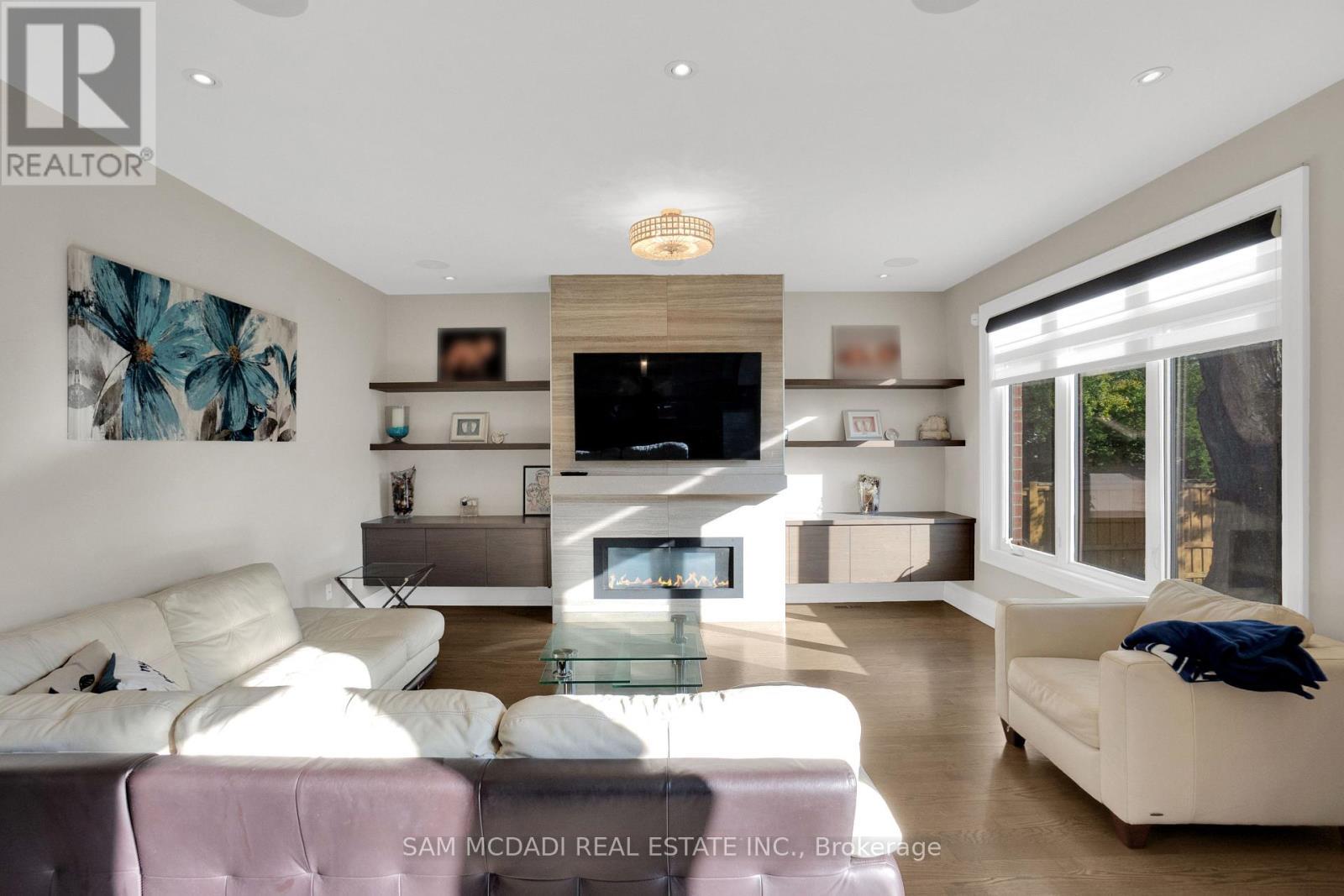 1196 Strathy Avenue, Mississauga, ON - Indoor Photo Showing Living Room