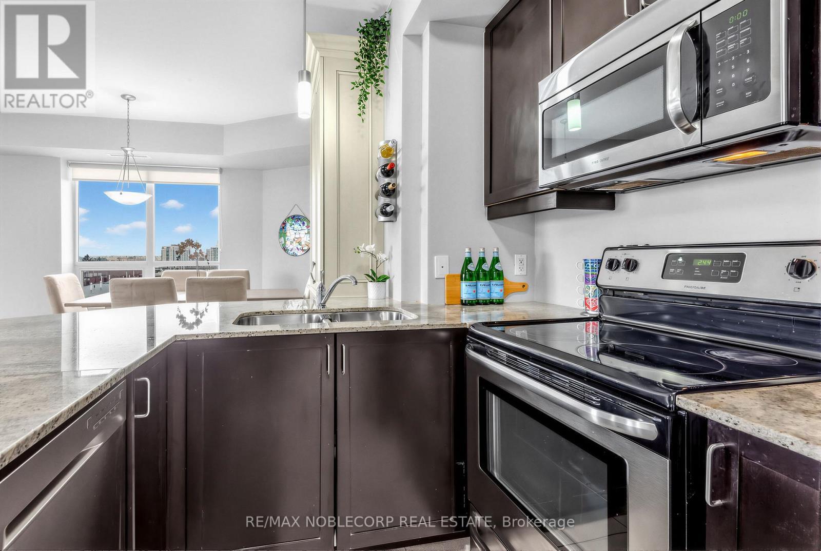 610 - 7730 Kipling Avenue, Vaughan, ON - Indoor Photo Showing Kitchen With Double Sink