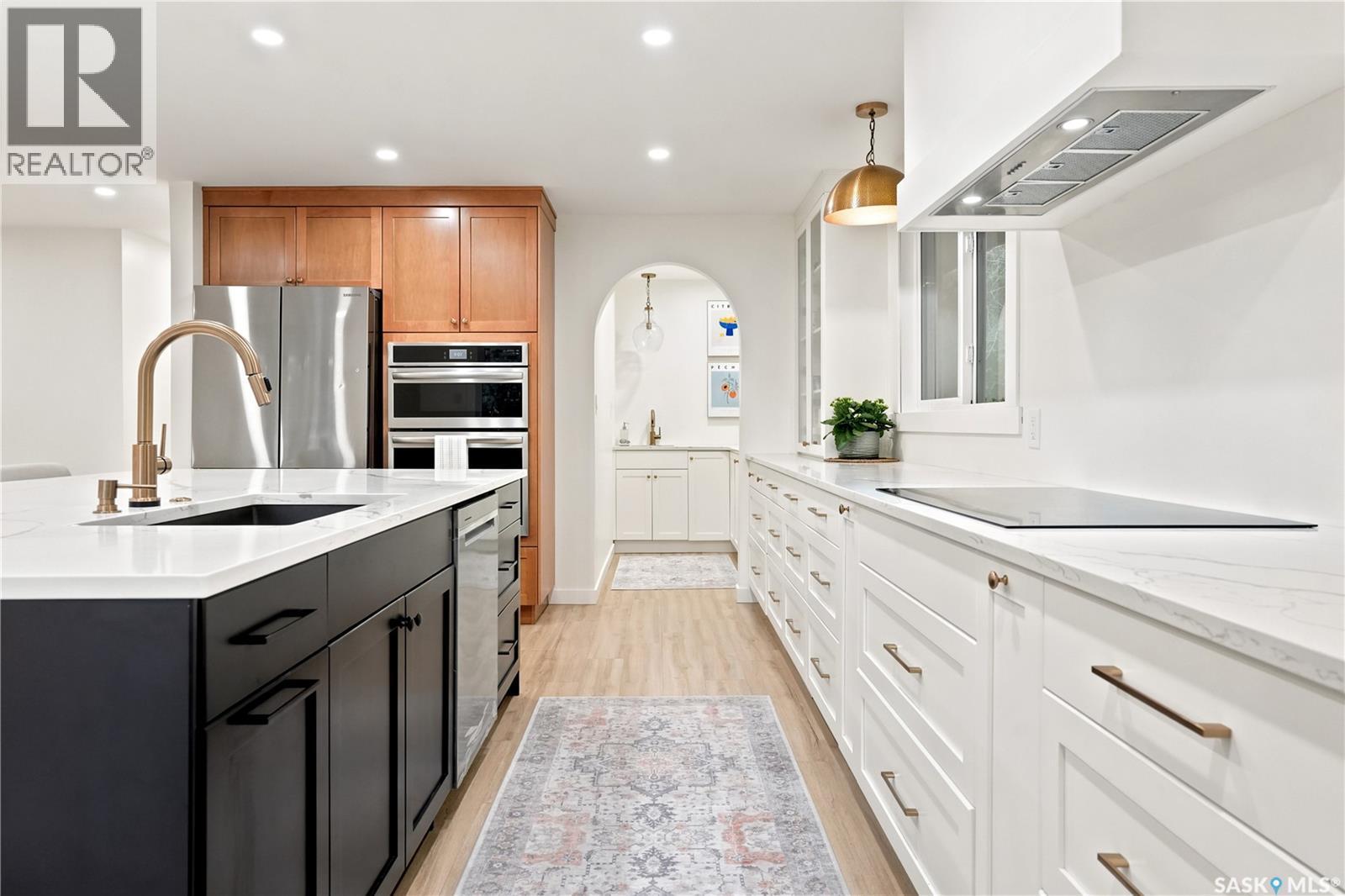 306 Valleyview Boulevard, Caronport, SK - Indoor Photo Showing Kitchen With Upgraded Kitchen