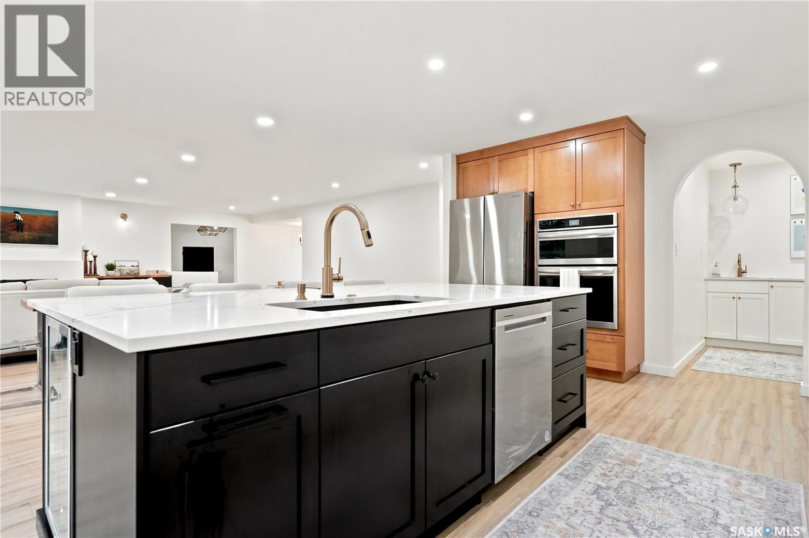 306 Valleyview Boulevard, Caronport, SK - Indoor Photo Showing Kitchen With Upgraded Kitchen