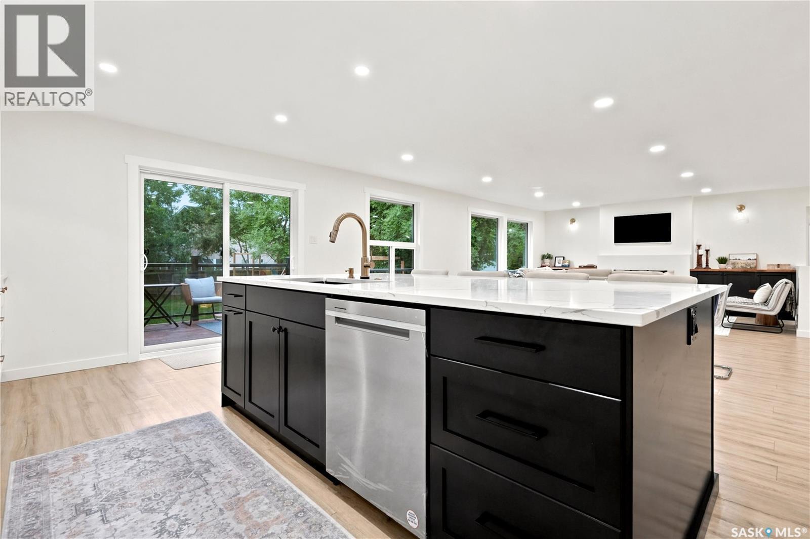 306 Valleyview Boulevard, Caronport, SK - Indoor Photo Showing Kitchen With Upgraded Kitchen