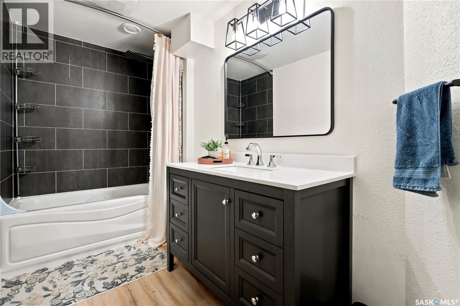 306 Valleyview Boulevard, Caronport, SK - Indoor Photo Showing Bathroom