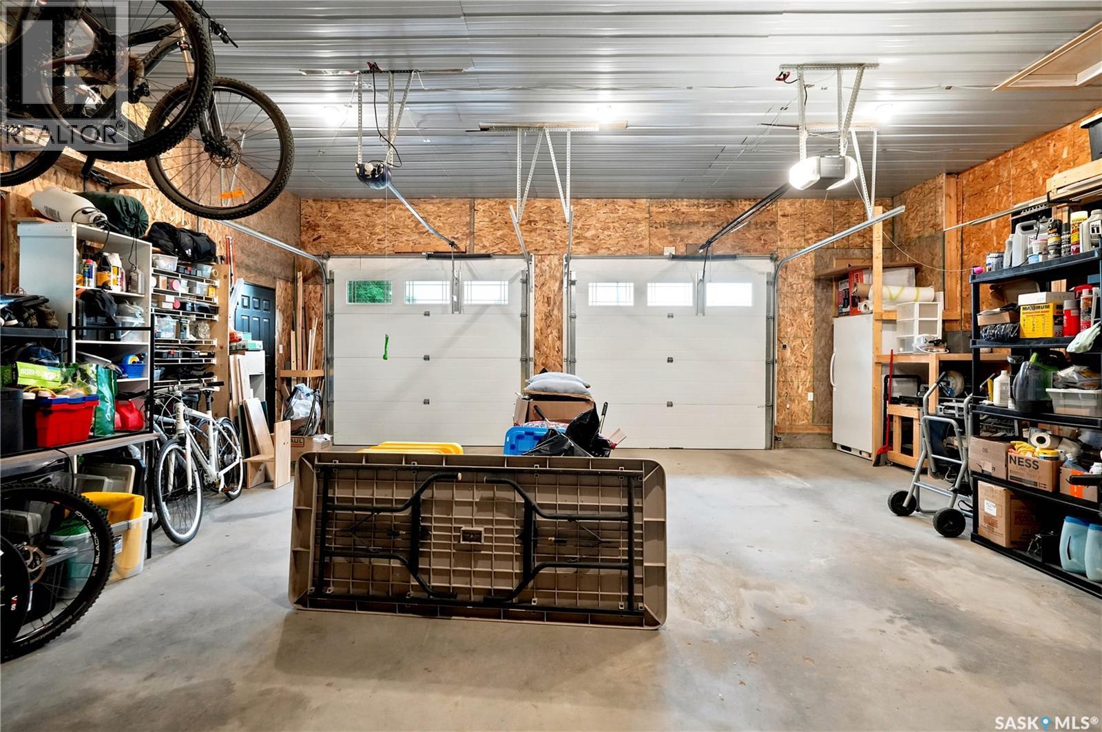 306 Valleyview Boulevard, Caronport, SK - Indoor Photo Showing Garage