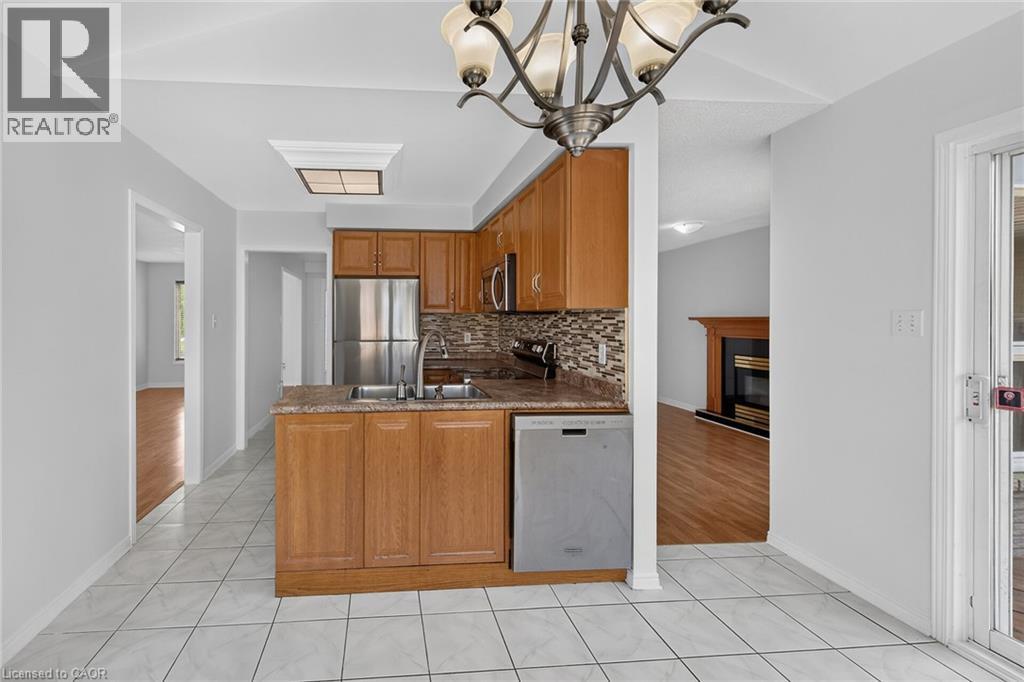 21 Springgarden Crescent, Hamilton, ON - Indoor Photo Showing Kitchen