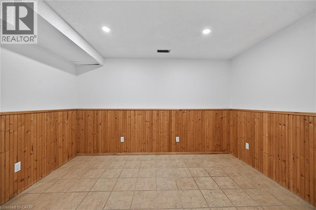21 Springgarden Crescent, Hamilton, ON - Indoor Photo Showing Other Room