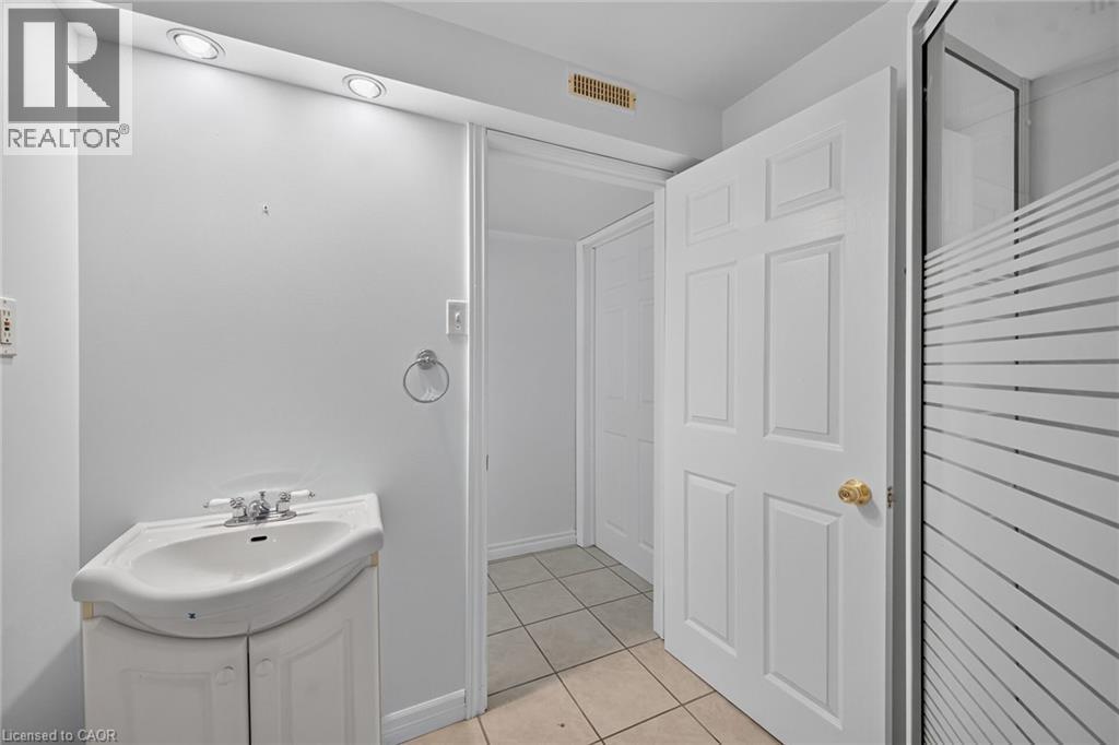 21 Springgarden Crescent, Hamilton, ON - Indoor Photo Showing Bathroom