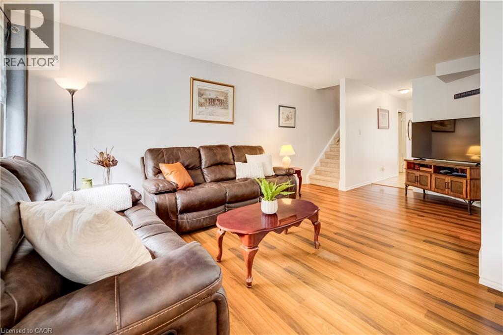 210 Highland Crescent Unit# 11, Kitchener, ON - Indoor Photo Showing Living Room