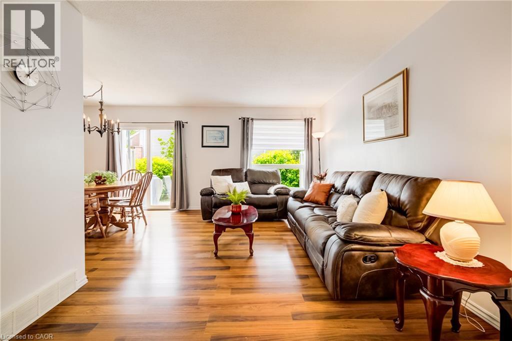 210 Highland Crescent Unit# 11, Kitchener, ON - Indoor Photo Showing Living Room