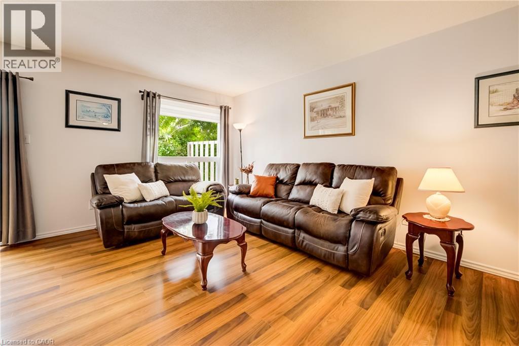 210 Highland Crescent Unit# 11, Kitchener, ON - Indoor Photo Showing Living Room