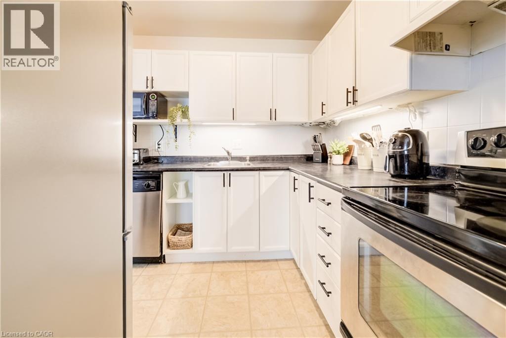 210 Highland Crescent Unit# 11, Kitchener, ON - Indoor Photo Showing Kitchen