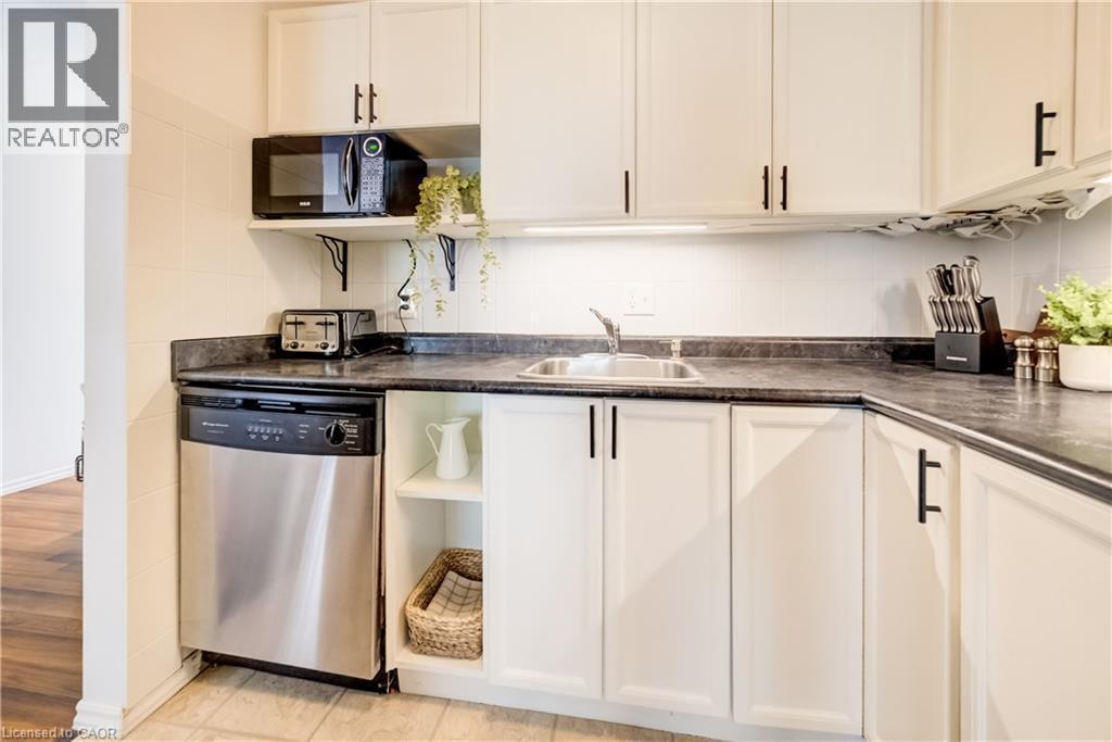 210 Highland Crescent Unit# 11, Kitchener, ON - Indoor Photo Showing Kitchen