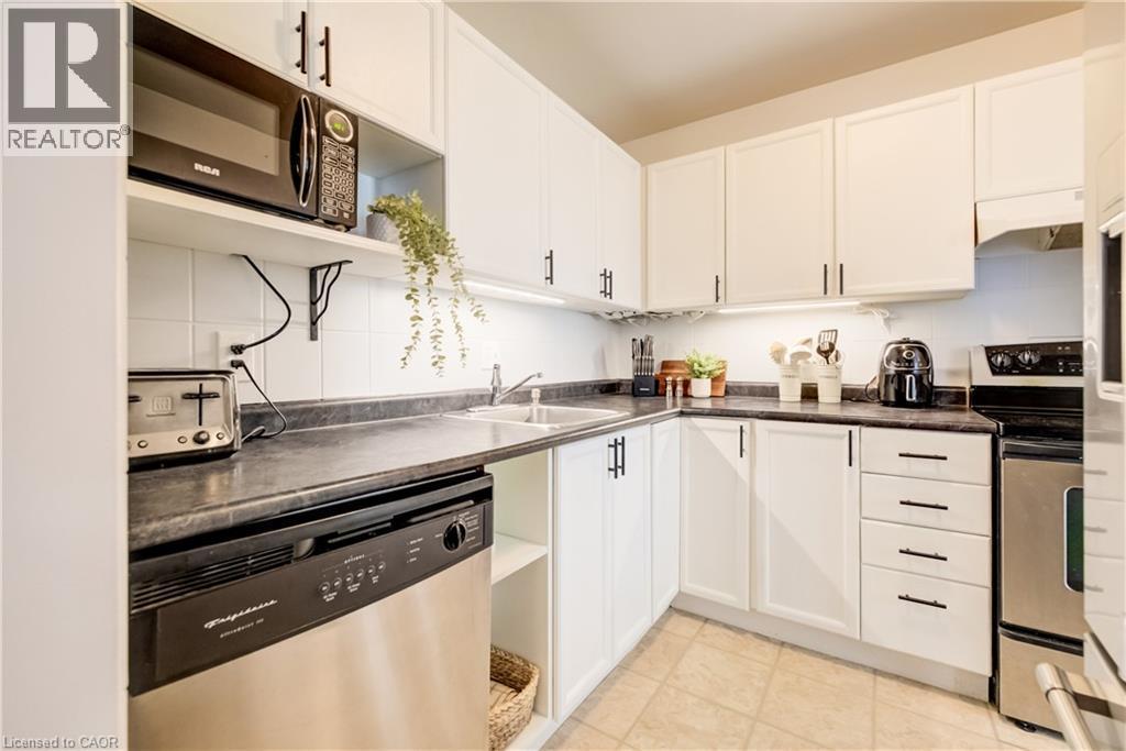 210 Highland Crescent Unit# 11, Kitchener, ON - Indoor Photo Showing Kitchen