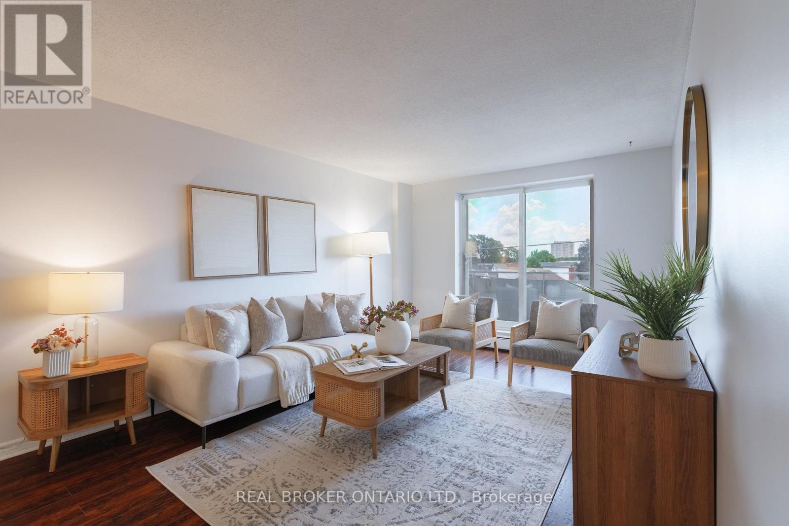 202 - 893 Concession Street, Hamilton, ON - Indoor Photo Showing Living Room