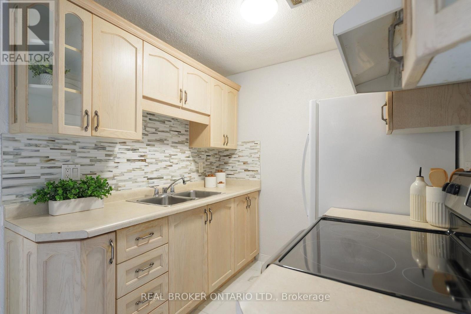 202 - 893 Concession Street, Hamilton, ON - Indoor Photo Showing Kitchen With Double Sink