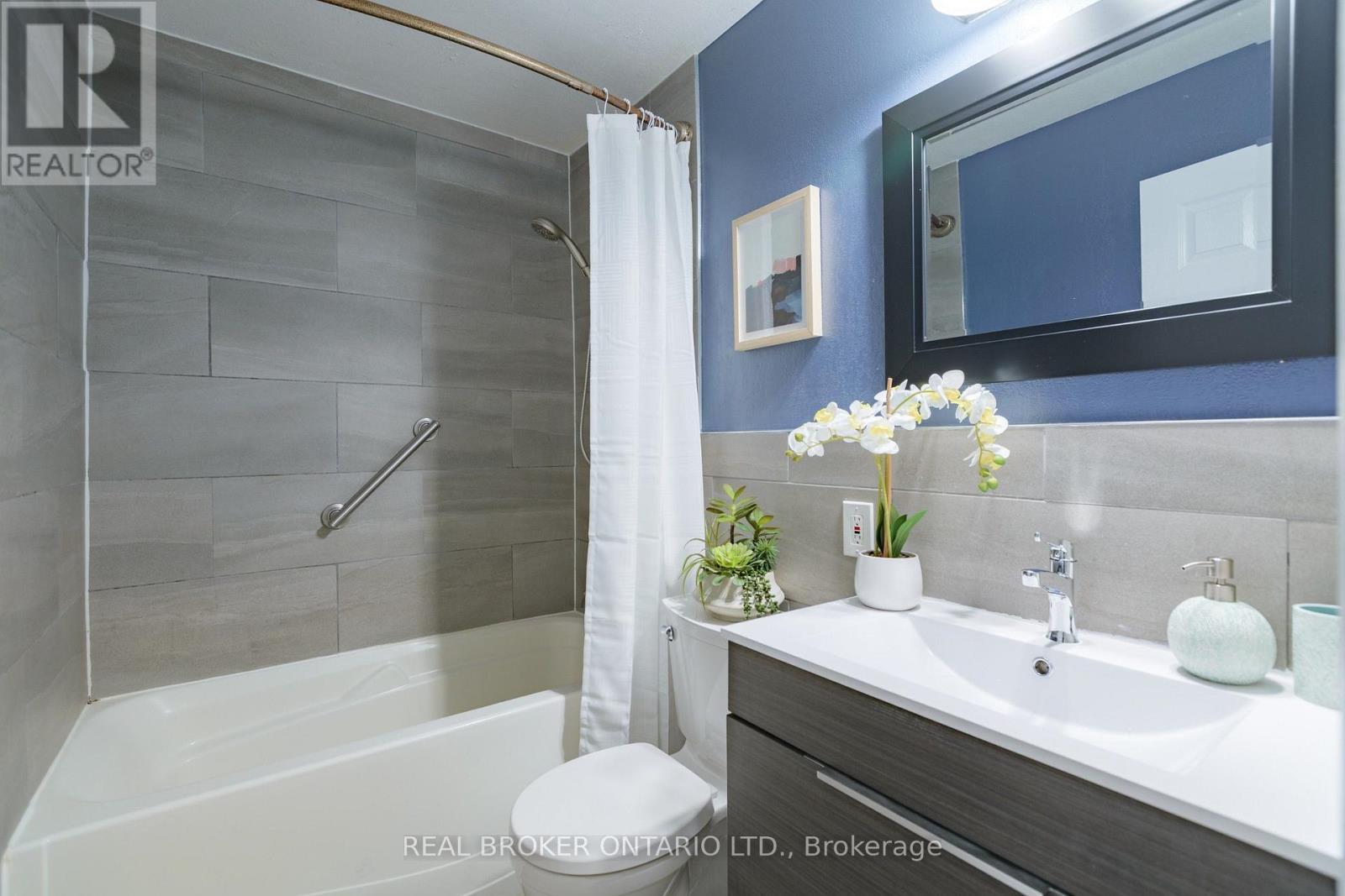 202 - 893 Concession Street, Hamilton, ON - Indoor Photo Showing Bathroom