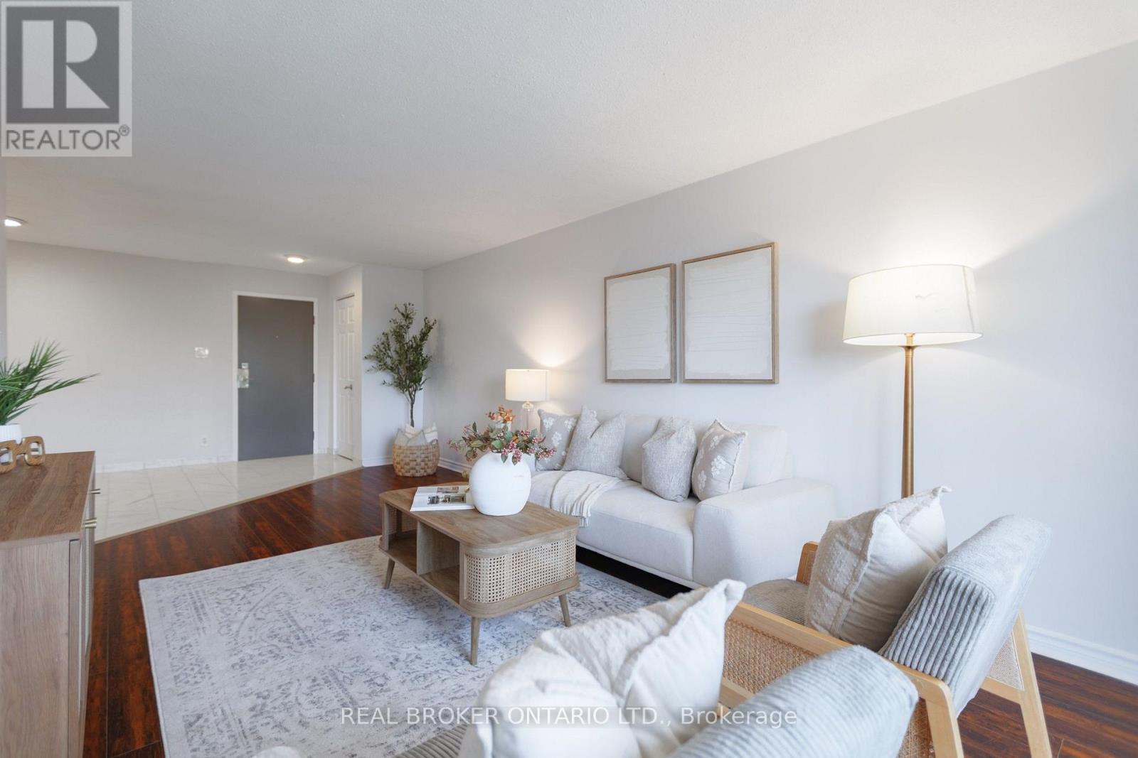 202 - 893 Concession Street, Hamilton, ON - Indoor Photo Showing Living Room