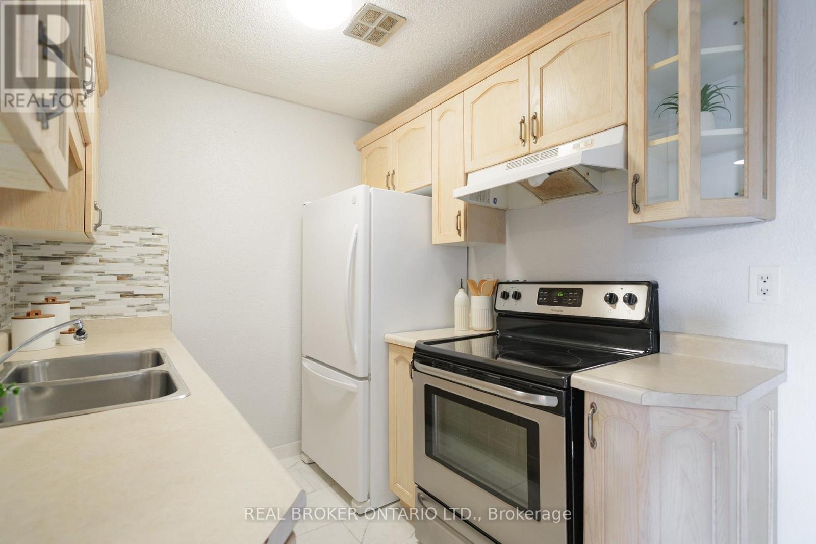 202 - 893 Concession Street, Hamilton, ON - Indoor Photo Showing Kitchen With Double Sink