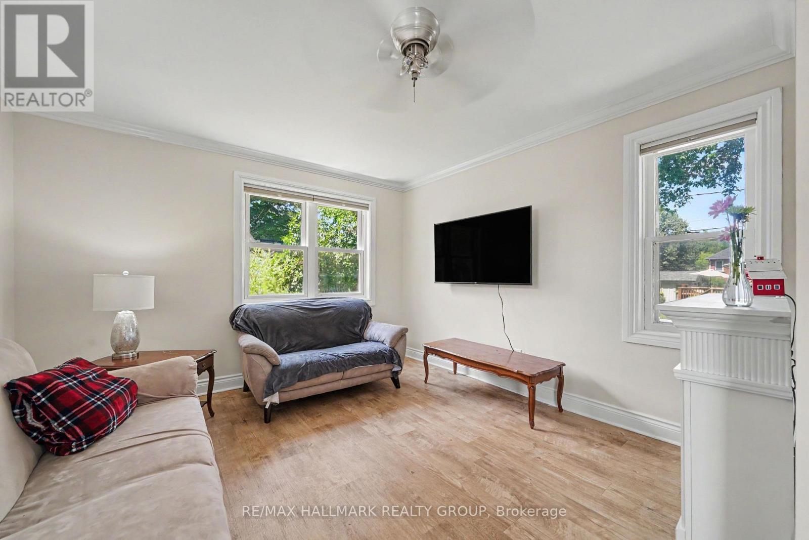 98 Drummond Street E, Perth, ON - Indoor Photo Showing Living Room