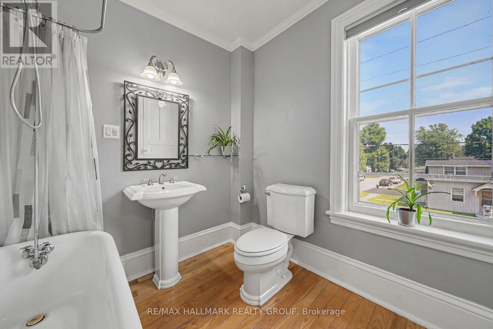 98 Drummond Street E, Perth, ON - Indoor Photo Showing Bathroom