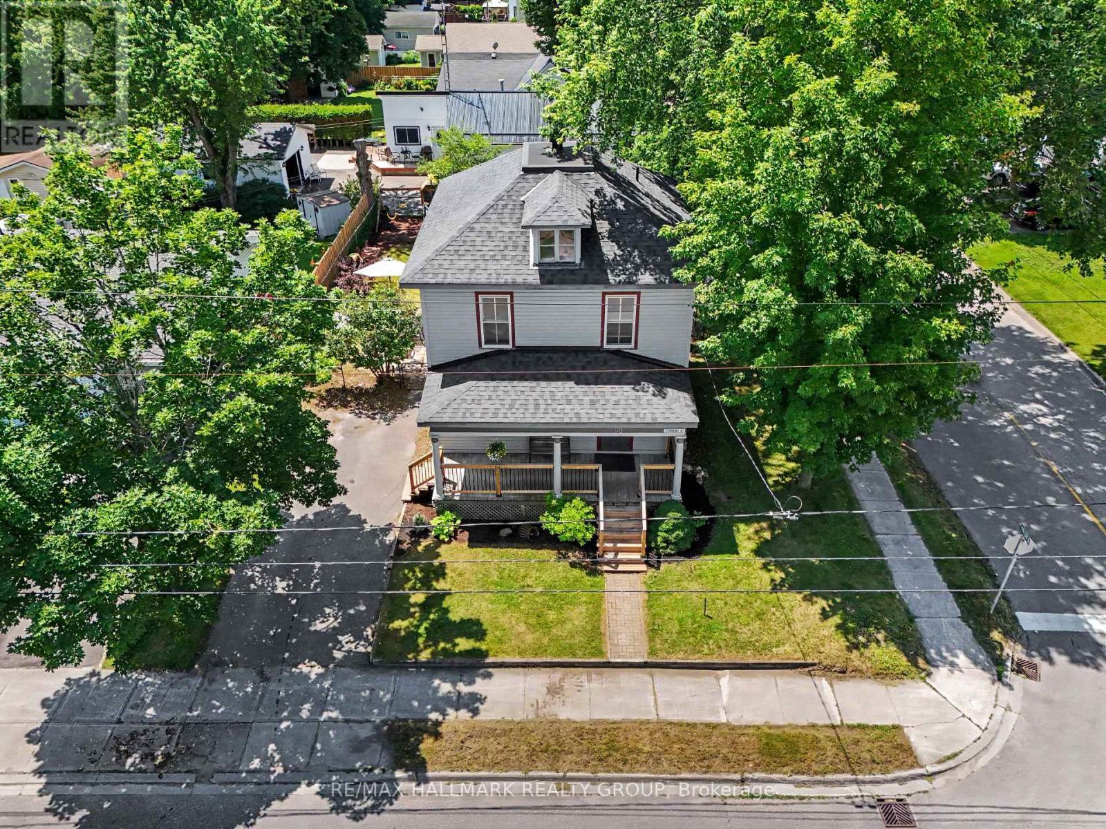 98 Drummond Street E, Perth, ON - Outdoor