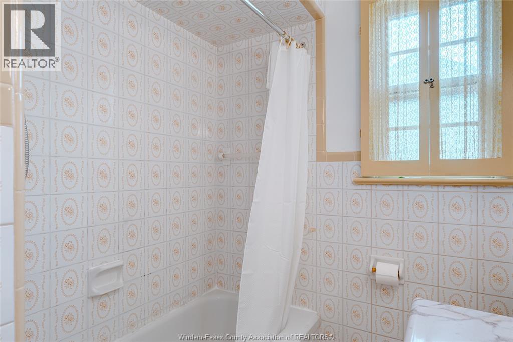 3256 Dominion Boulevard, Windsor, ON - Indoor Photo Showing Bathroom